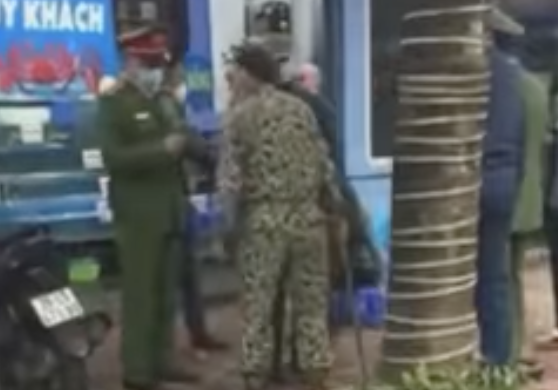 Bao ve dam khach anh 1