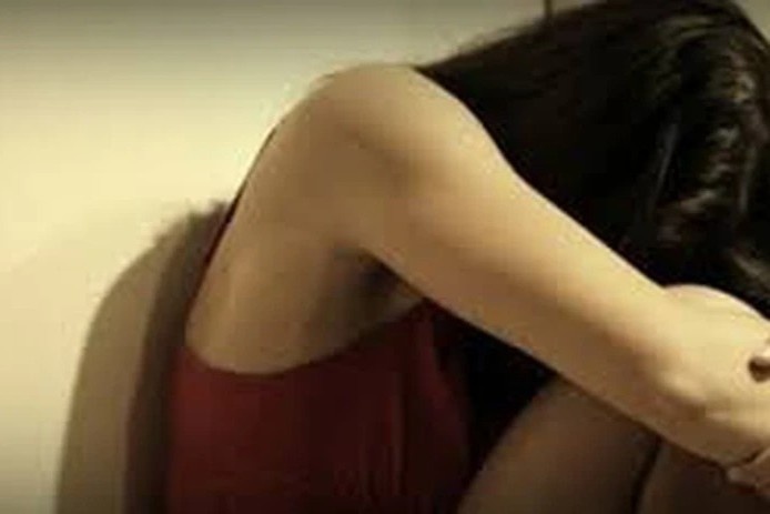 Dieu tra 2 thanh nien cuong buc be gai 12 tuoi hinh anh