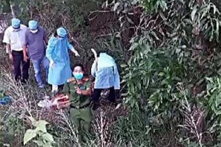 Nguoi phu nu giao ga bi giet, giau xac o vach nui hinh anh