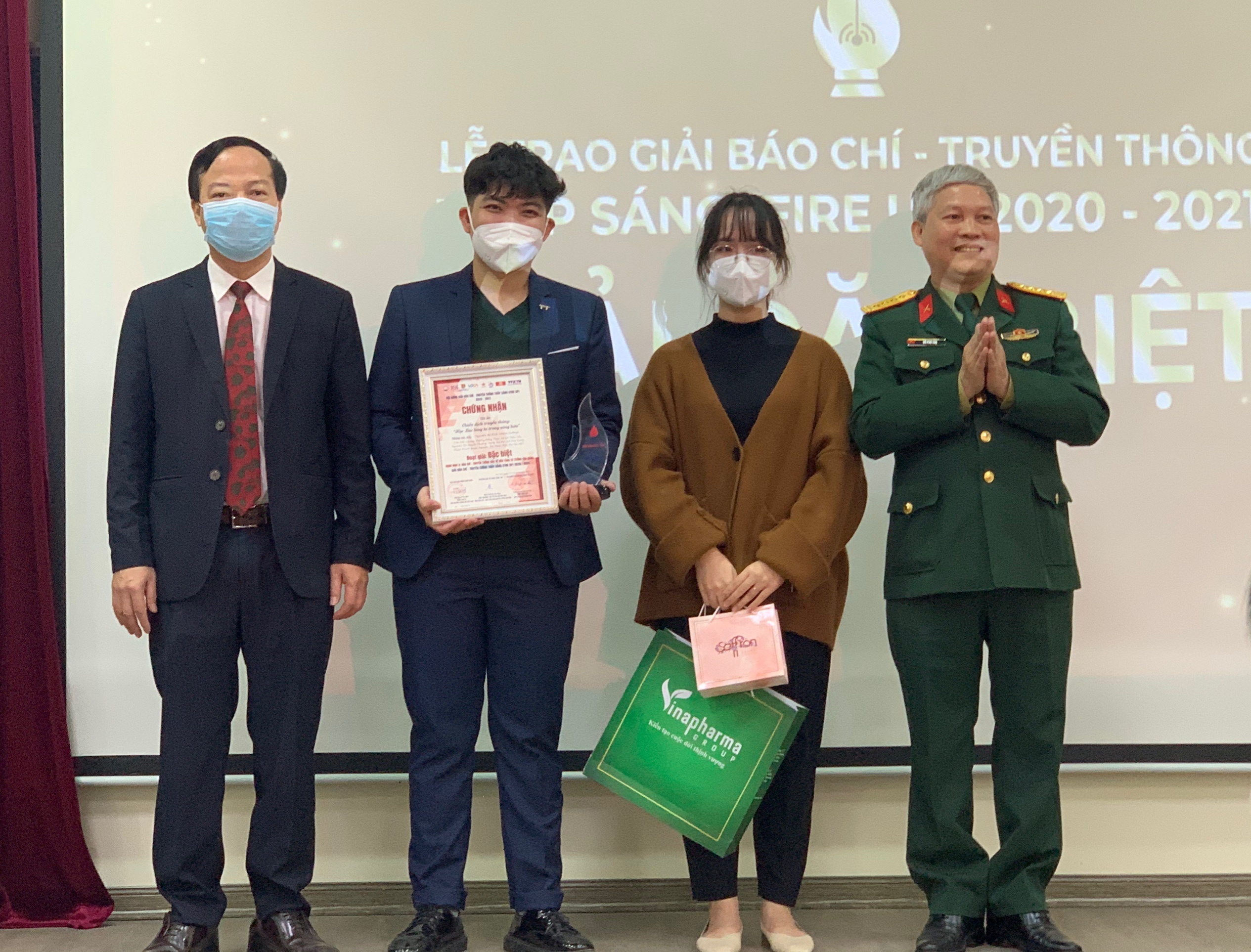 trao giai bao chi fire up anh 1