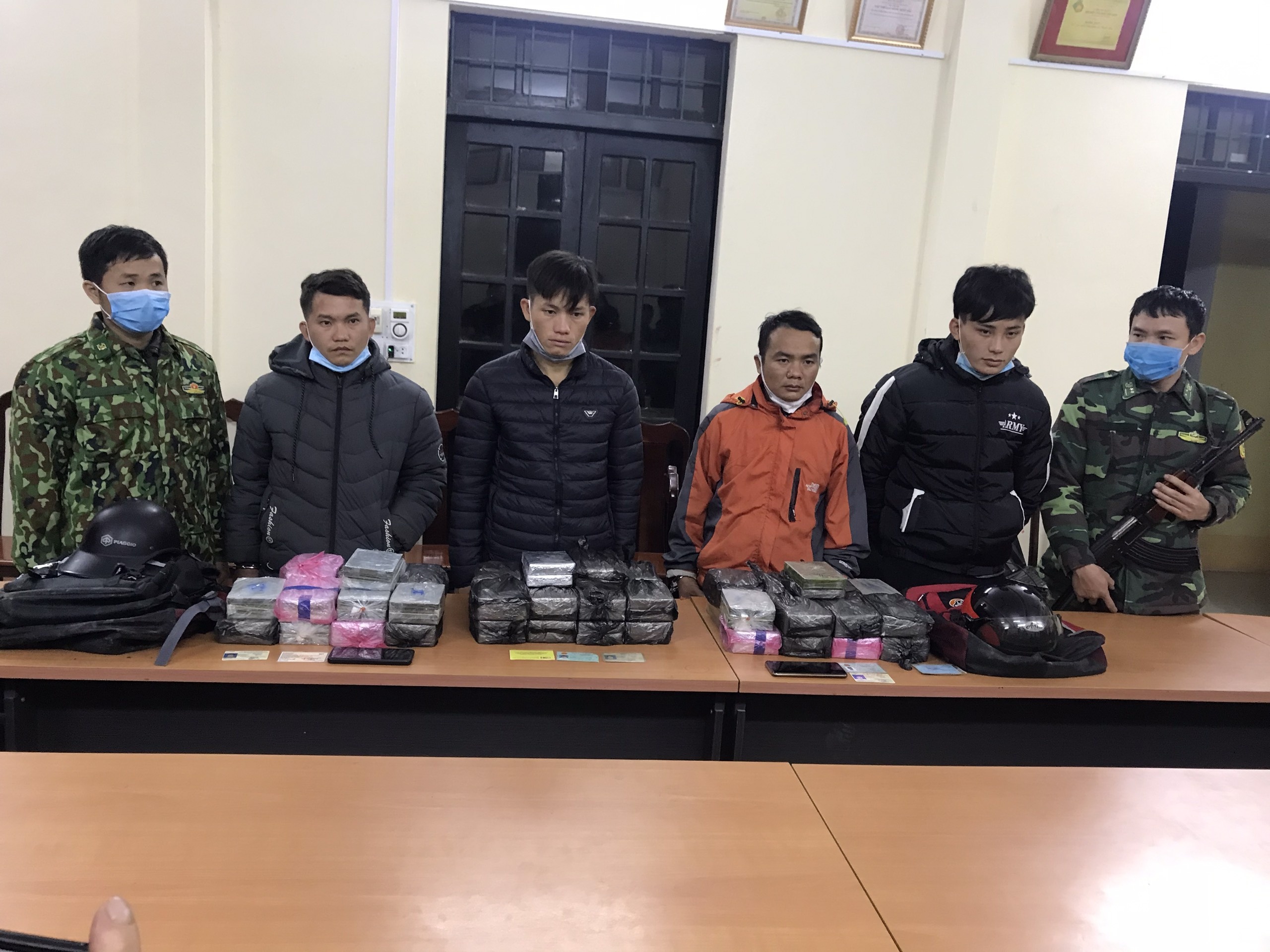 Bat giu 4 nghi pham van chuyen 100 banh heroin anh 1