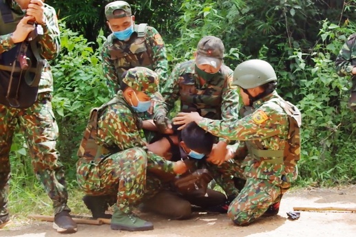 Gan 100 bo doi bat giu 4 nguoi van chuyen 100 banh heroin hinh anh