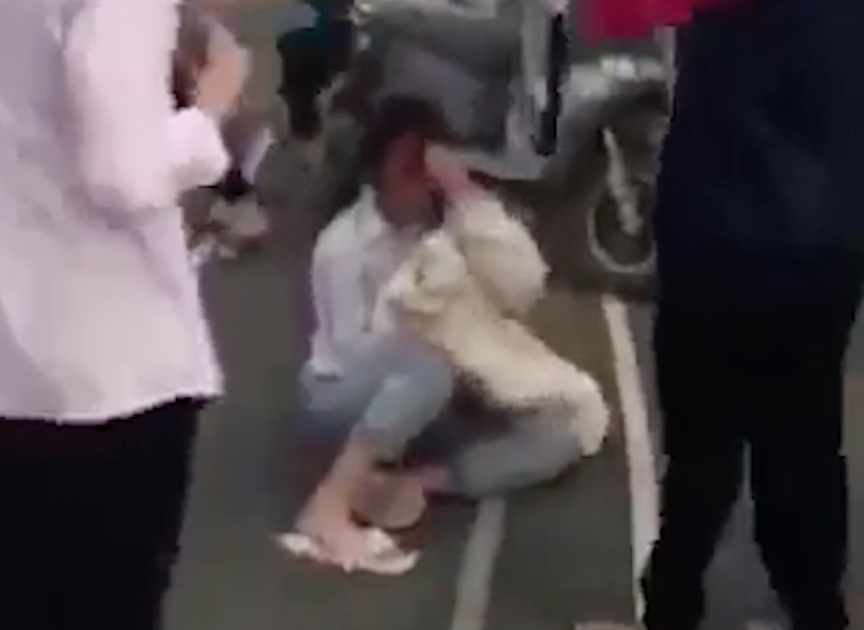 Trieu tap 8 nguoi trong vu be gai 12 tuoi bi danh hoi dong hinh anh