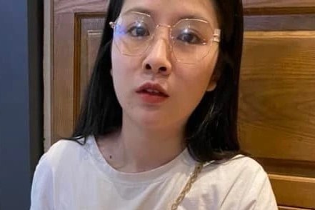 Co gai ke khoanh khac bi danh thung mang nhi hinh anh