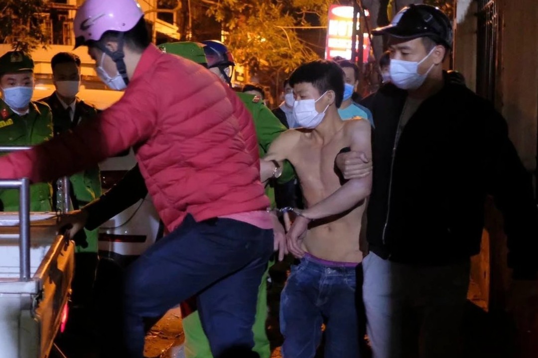 Nguoi dan ong gay roi trong dem bi khong che hinh anh