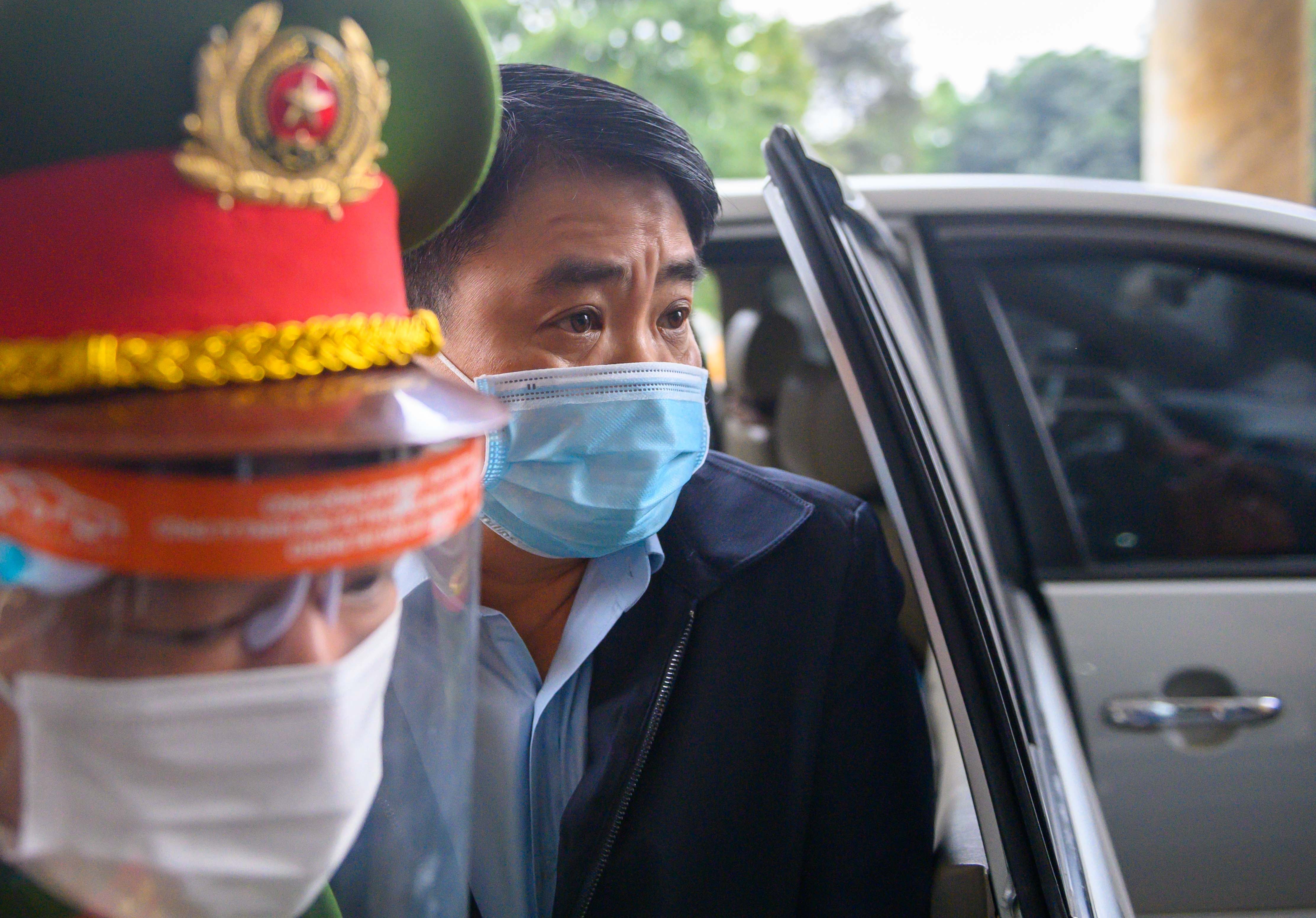 Canh sat ap giai ong Nguyen Duc Chung den toa hinh anh