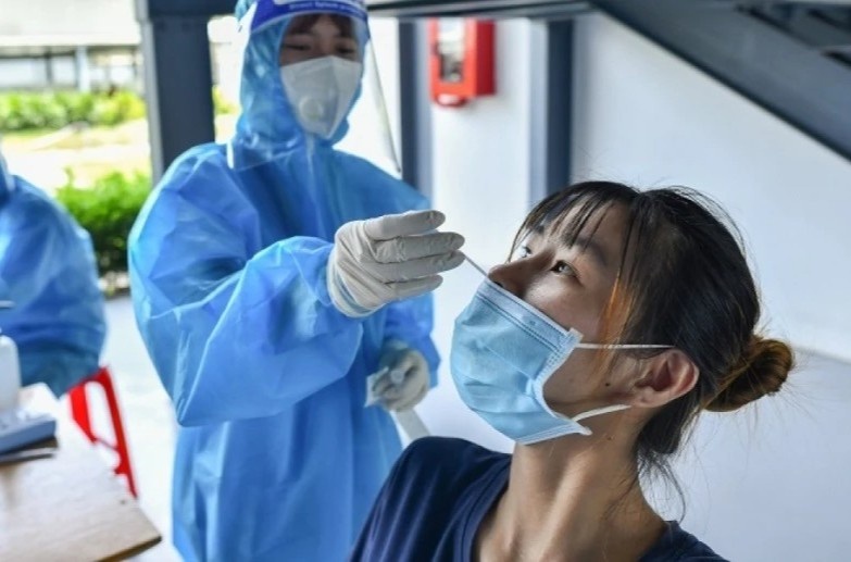 Cong nhan bi tru luong 4,5 trieu dong phi xet nghiem Covid-19 hinh anh