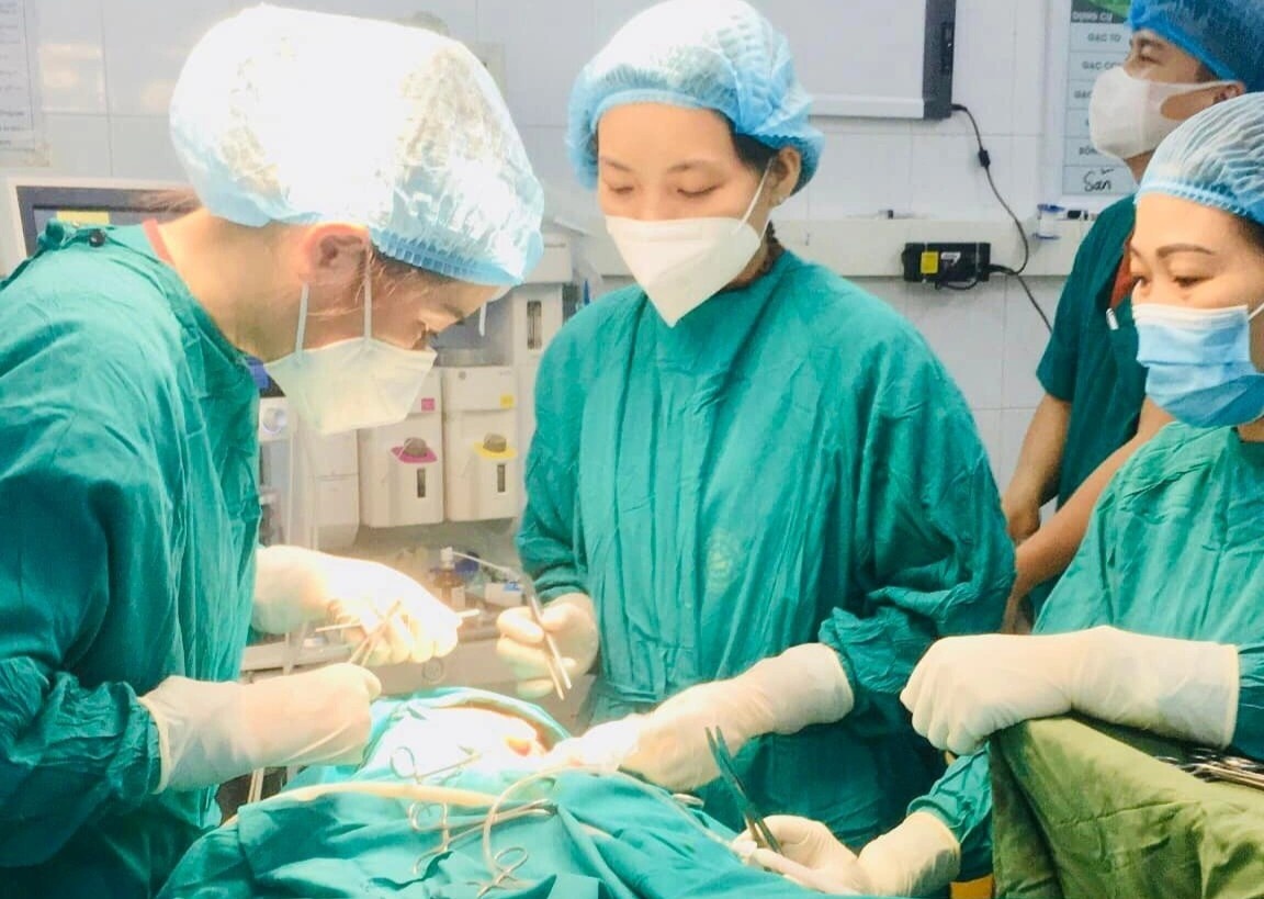 Be trai 2 tuoi bi cho du tan cong hinh anh