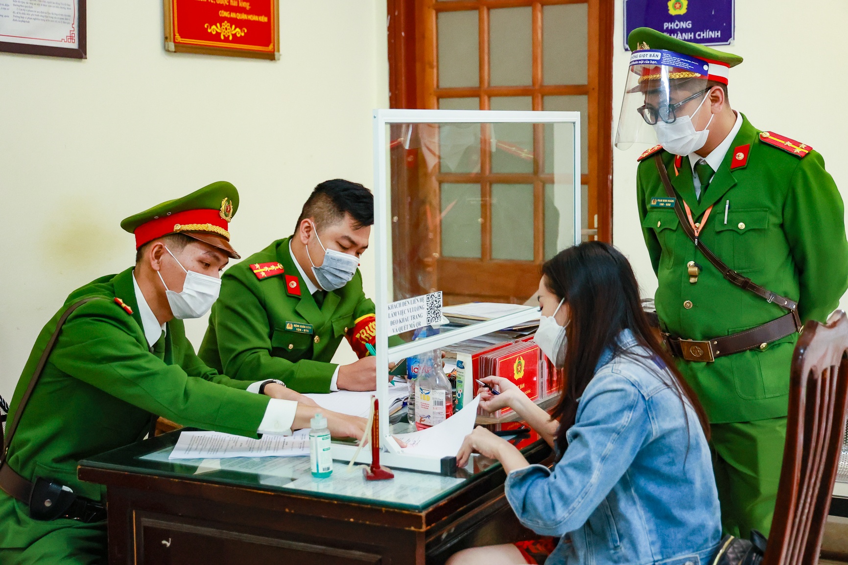 Xu phat co gai Dong Thap khong deo khau trang anh 1