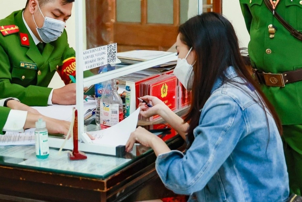 Chup anh check-in khi khong deo khau trang, co gai bi phat 2 trieu hinh anh