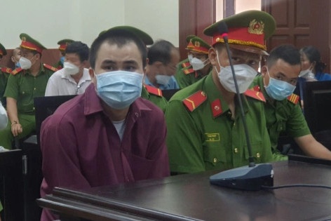 Y an tu hinh doi tuong hanh ha be gai 2 tuoi hinh anh