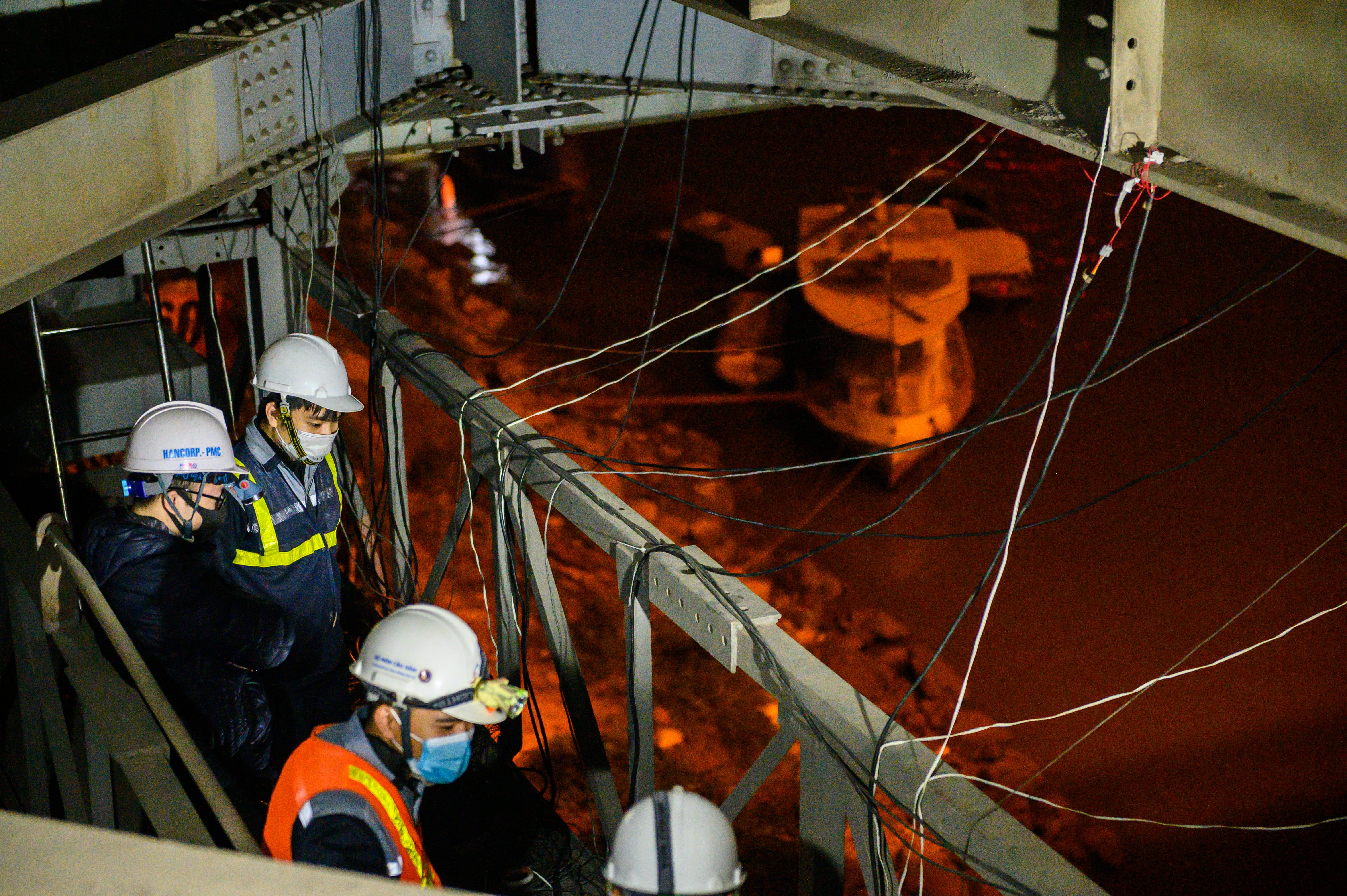 'Kham benh' cau Chuong Duong trong dem hinh anh