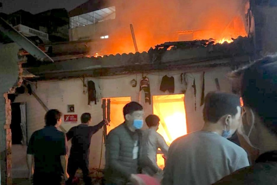 Lua bao trum noi co cap vo chong thue tro hinh anh