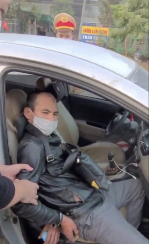 Ke van chuyen ma tuy bo chay CSGT anh 2