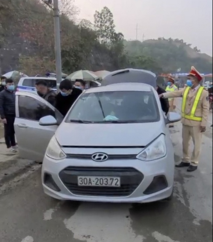 Ke van chuyen ma tuy bo chay CSGT anh 1