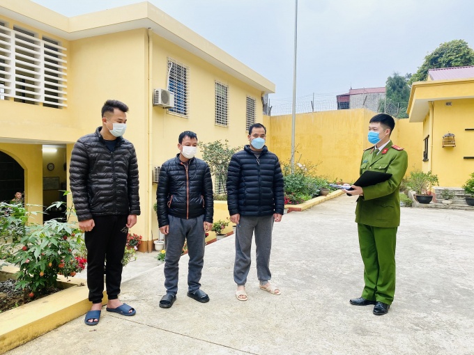 Nhận hối lộ để đưa xe thông quan ảnh 1 Nhan hoi lo de dua xe thong quan anh 1