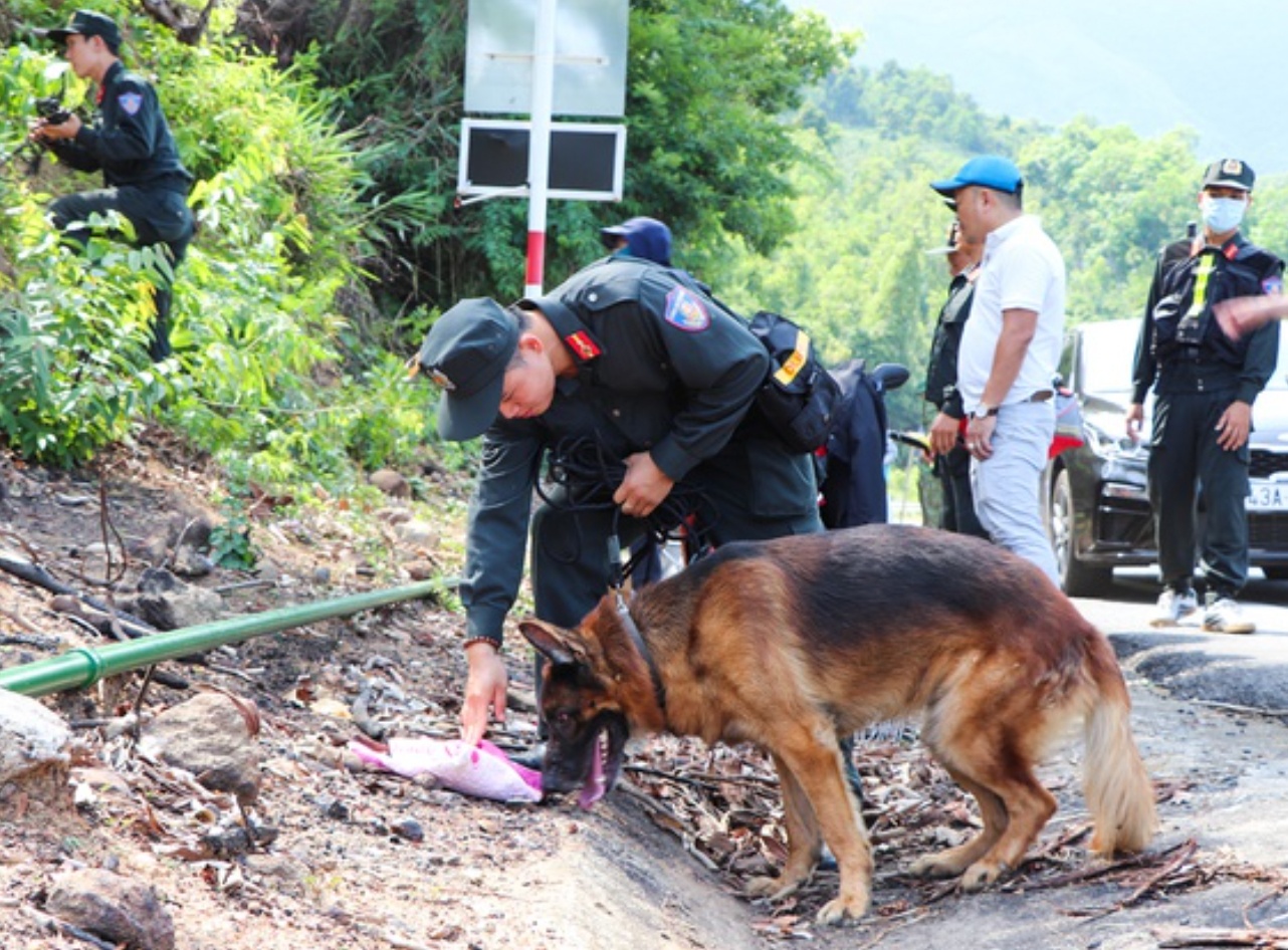 Giet 2 nguoi bang riu hinh anh