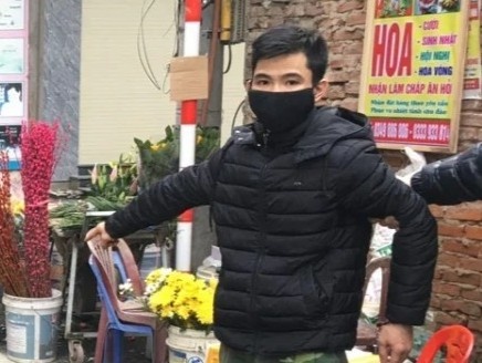 Gia dinh 2 ben noi ve vu be gai 3 tuoi bi dong dinh vao dau hinh anh