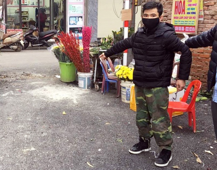 Be gai 3 tuoi bi bao hanh anh 1