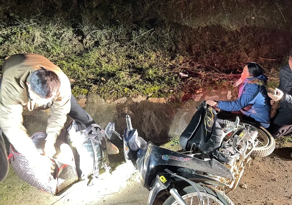 Nguoi phu nu van chuyen 72 banh heroin hinh anh