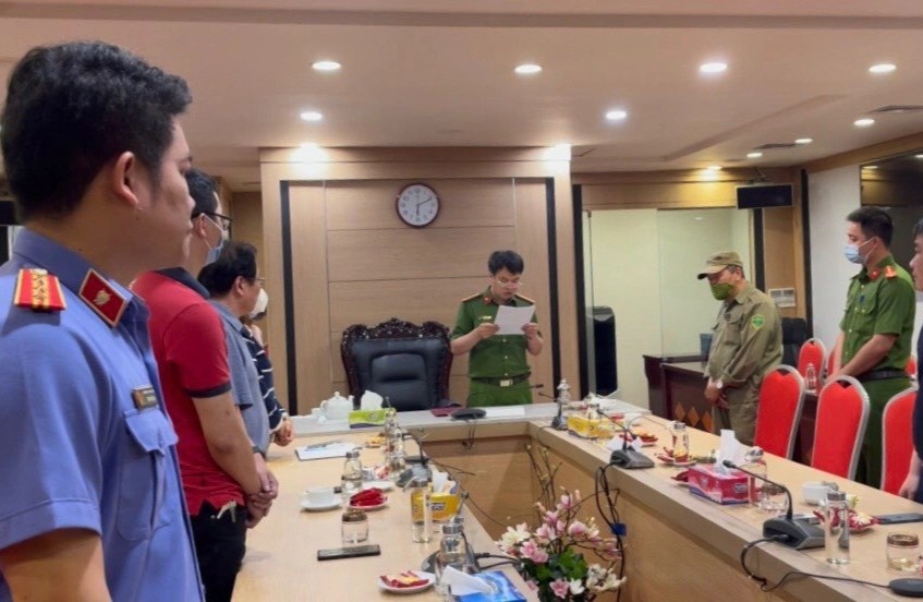 Canh sat kham xet tru so Cong ty AIC hinh anh