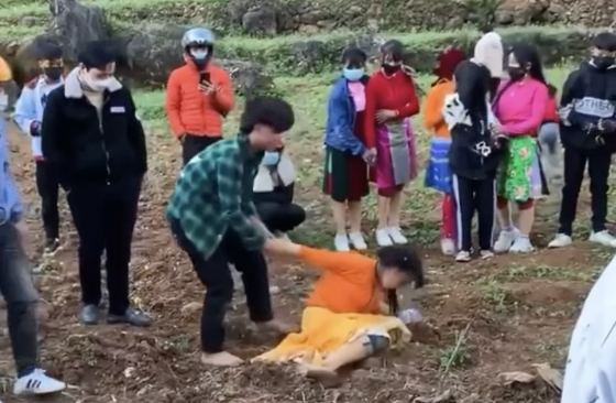 Bé gái bị bắt vợ ở hà giang ảnh 2 Be gai bi bat vo o ha giang anh 2