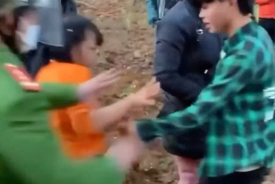 Nam thanh nien 'bat vo' va be gai o Ha Giang co hen nhau di choi hinh anh