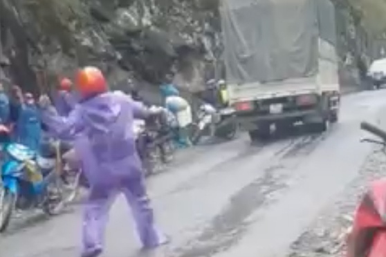 Dieu tra vu xo xat giua nhom phuot thu va tai xe xe tai hinh anh