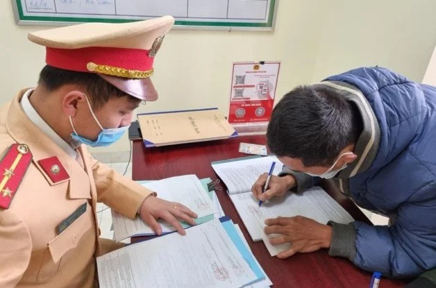 Xu phat 6 'co' cheo keo khach di chua Huong hinh anh