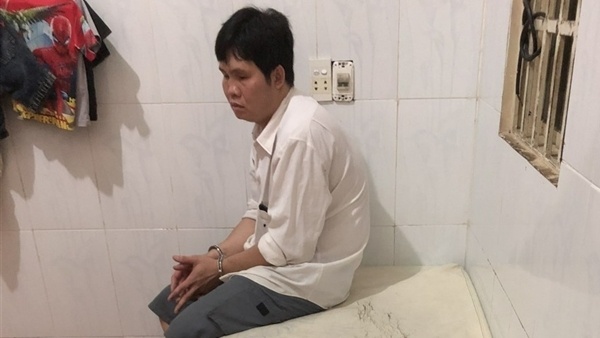 Di bam huyet, be gai bi nguoi dan ong mu giao cau hinh anh