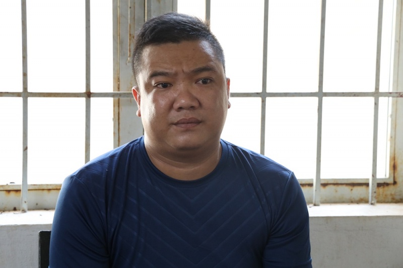 Giai cuu nu tiep vien bi giam giu trai phap luat hinh anh