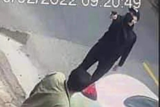 Xac minh clip nguoi dan ong cam vat giong sung de giai quyet mau thuan hinh anh