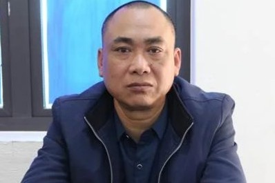 nhan vien quan ca phe ban dam anh 1