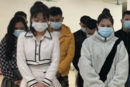 Bat qua tang 16 nam nu su dung ma tuy tap the hinh anh