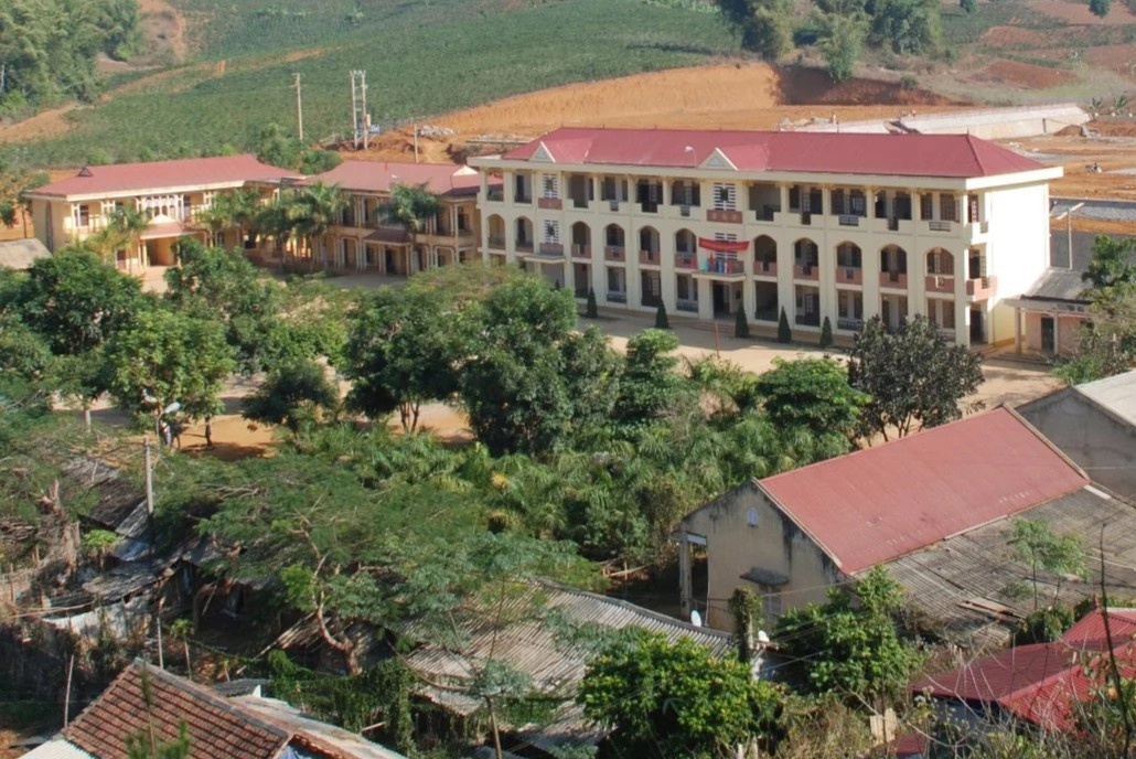 Thi the tre so sinh o truong cap 3 la con cua nu sinh lop 11 hinh anh