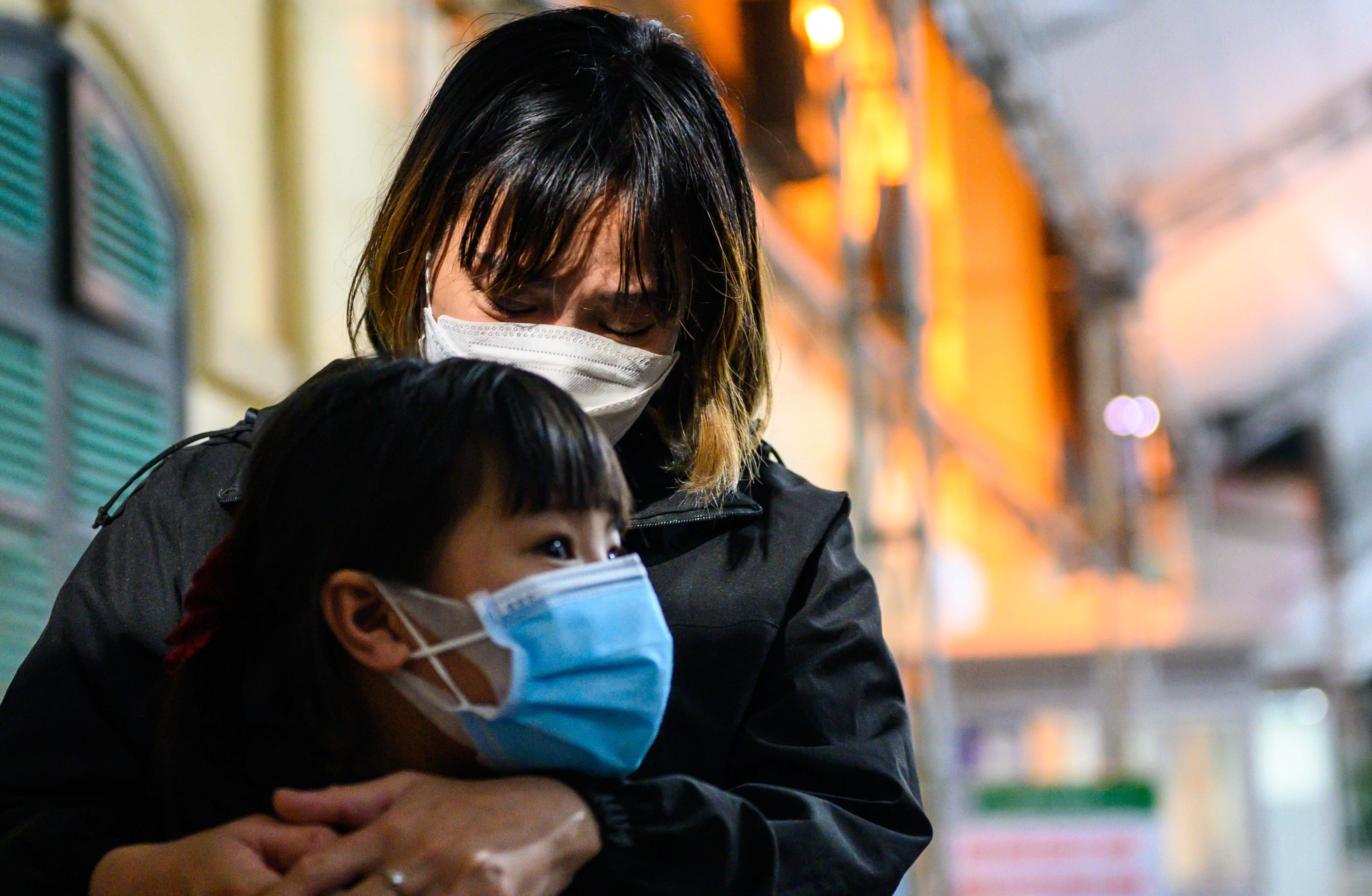 Hoa tang thi the be gai 3 tuoi anh 4