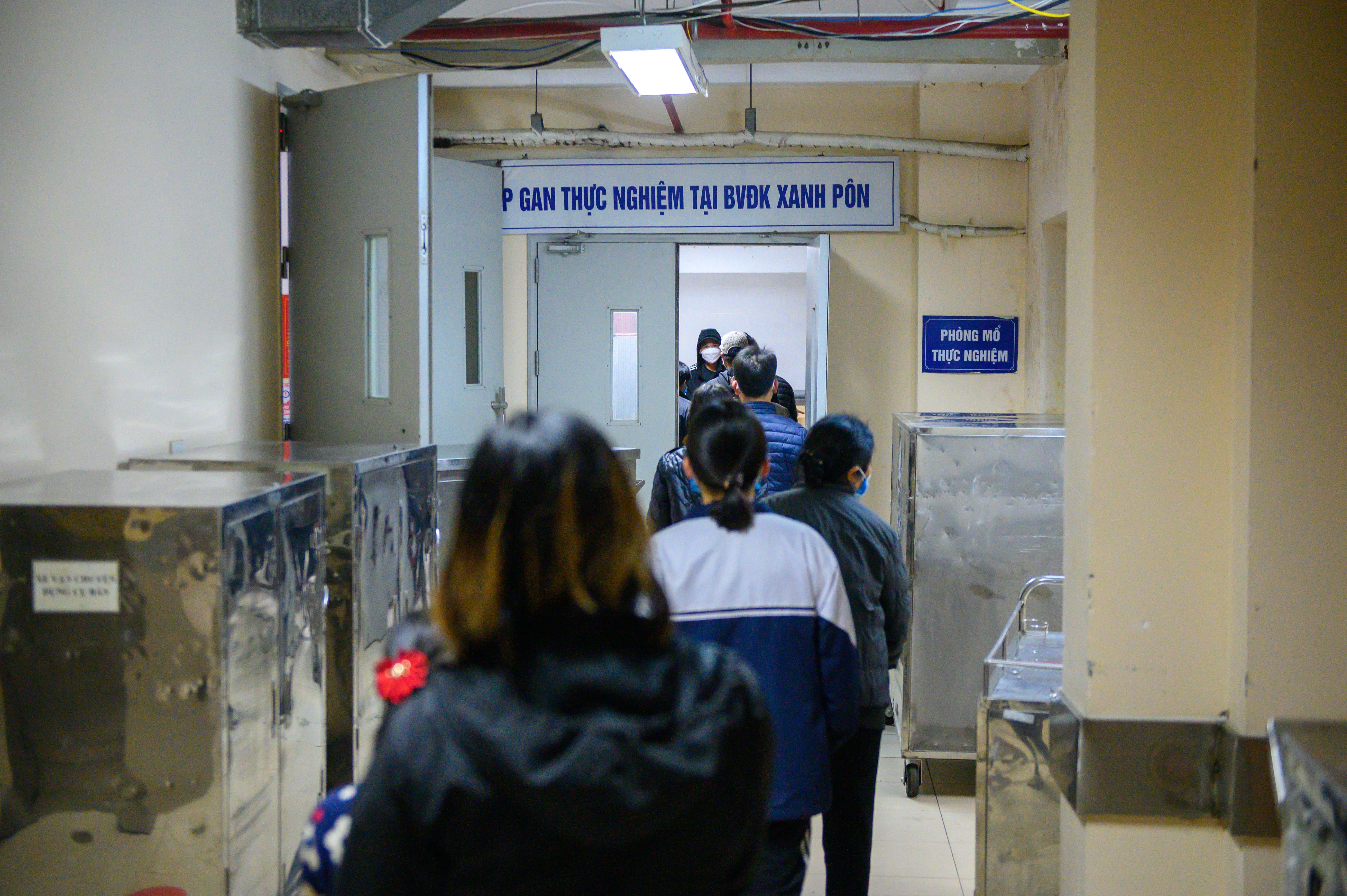 Hoa tang thi the be gai 3 tuoi anh 5