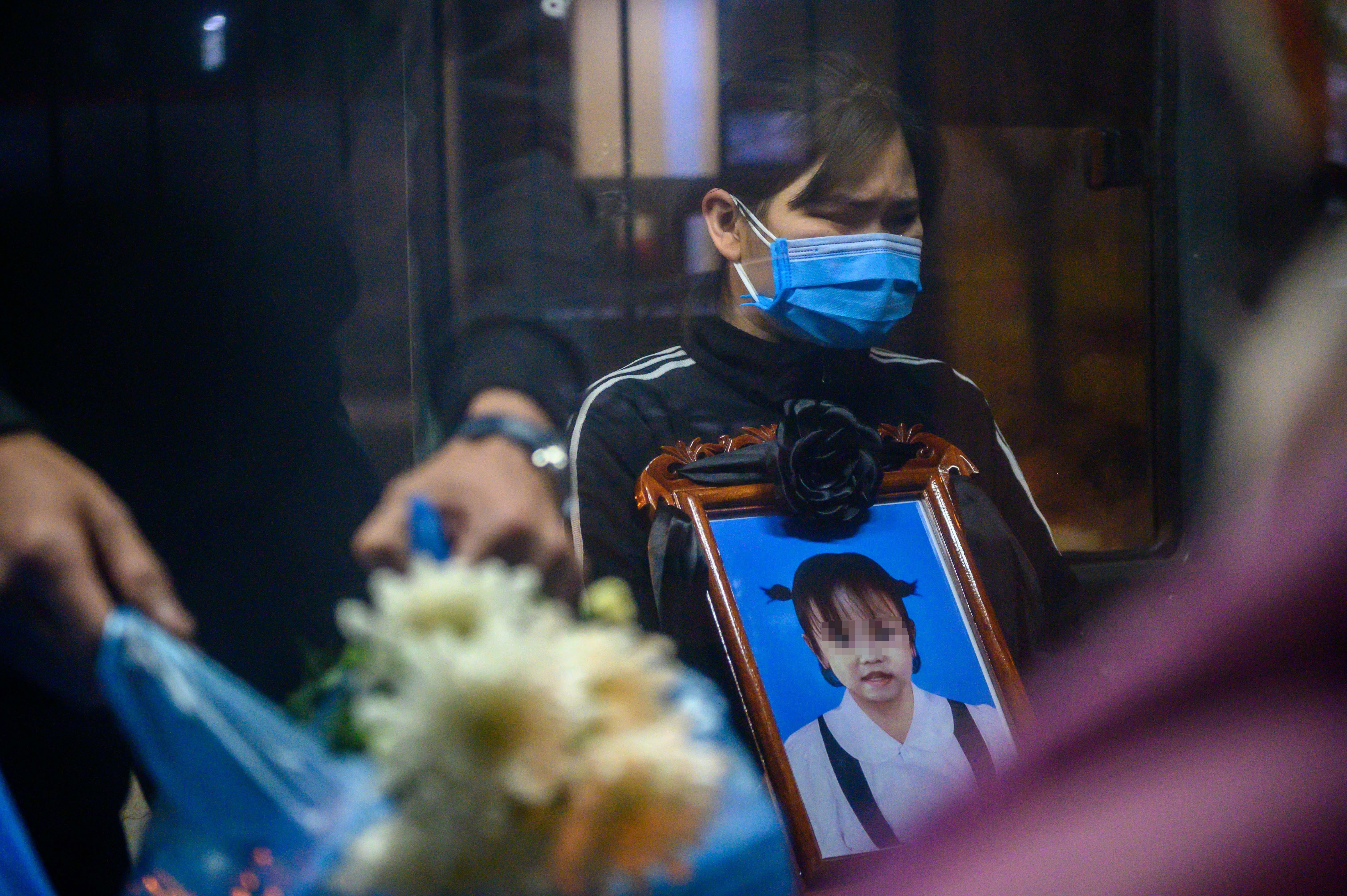 Hoa tang thi the be gai 3 tuoi anh 7