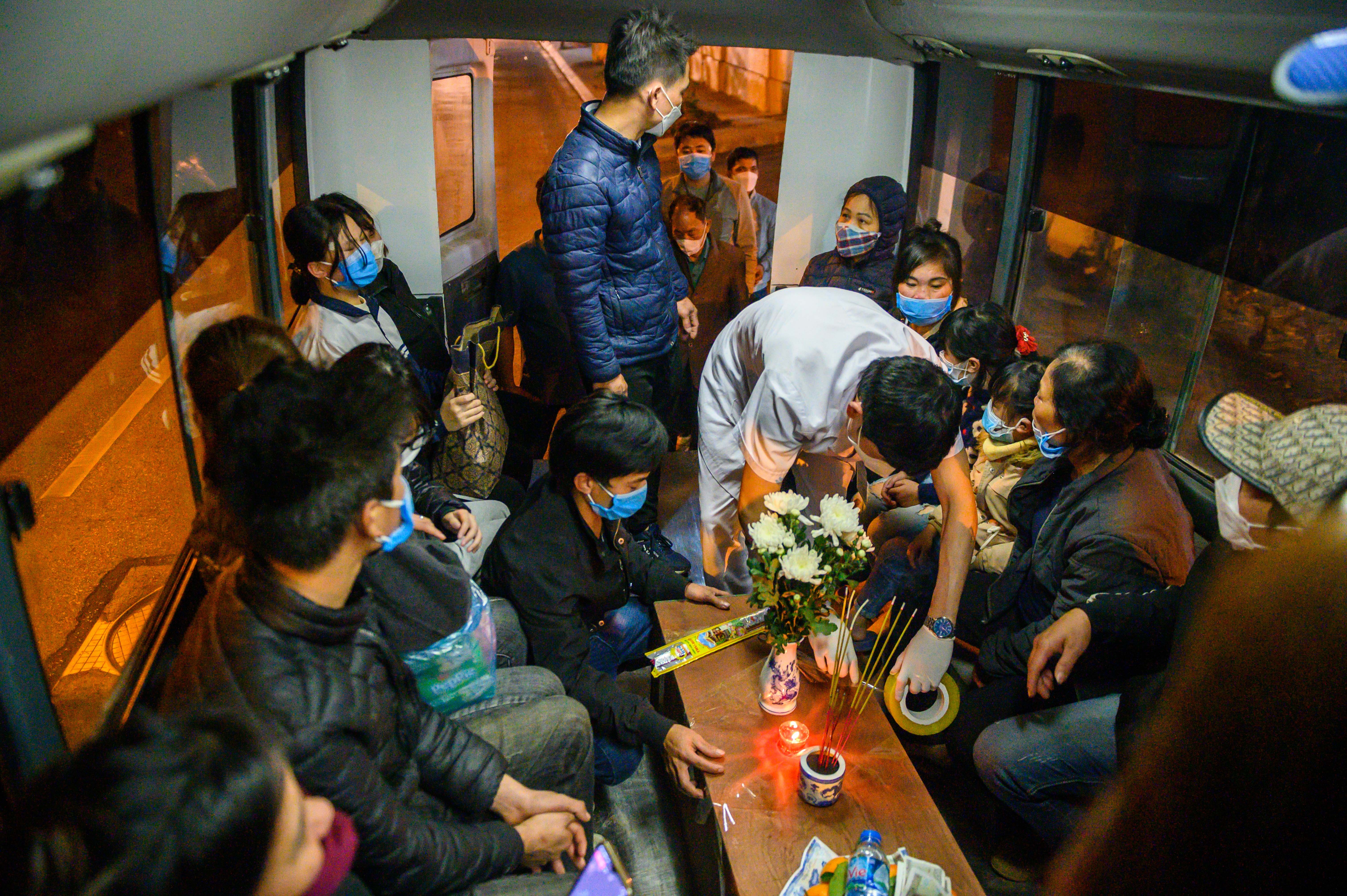 Hoa tang thi the be gai 3 tuoi anh 10