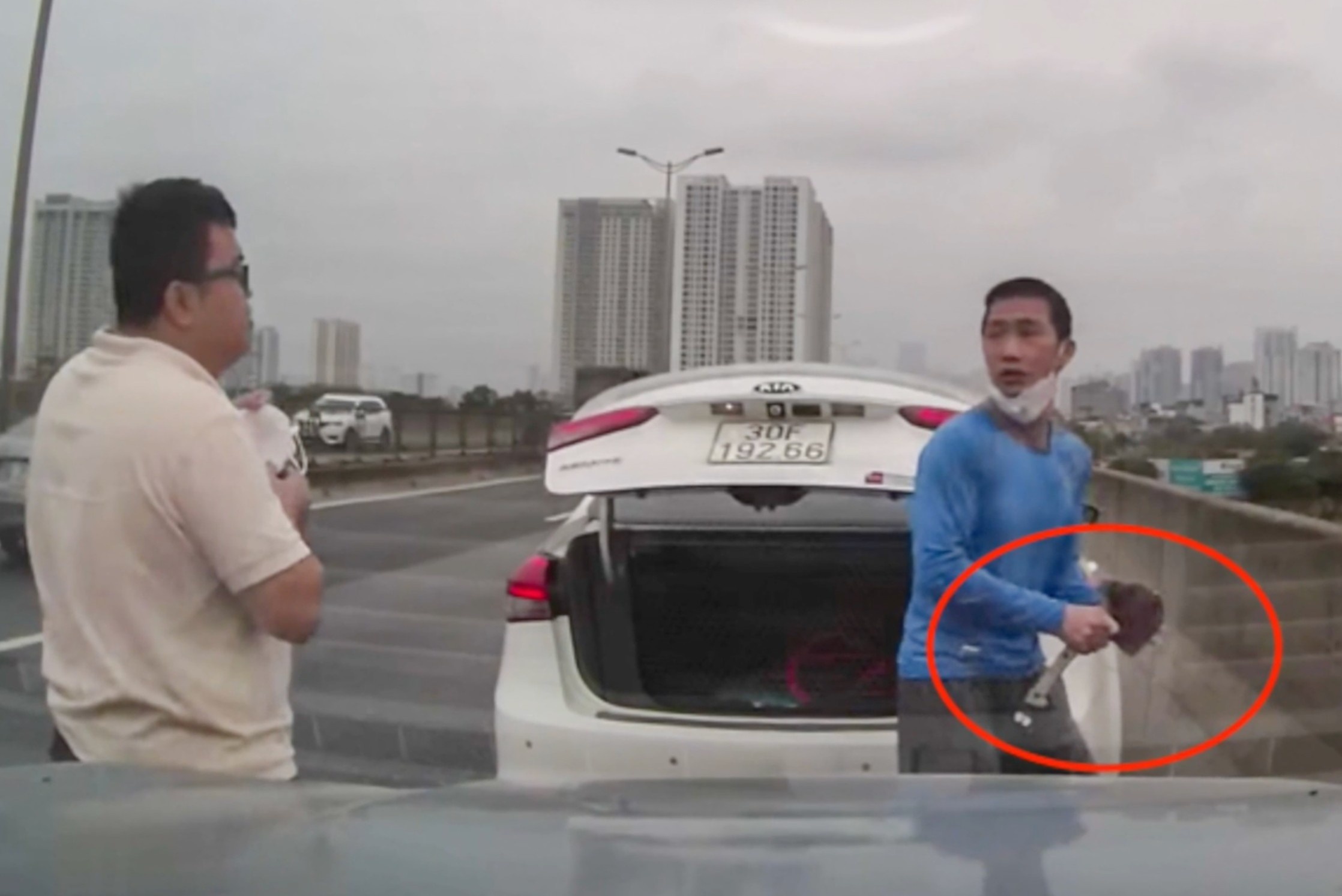 Tai xe Kia cam riu de doa tai xe Porsche vi khong vuot duoc lan hinh anh