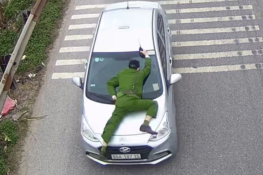 Tai xe tong CSGT len nap capo, bo chay gan 3 km hinh anh