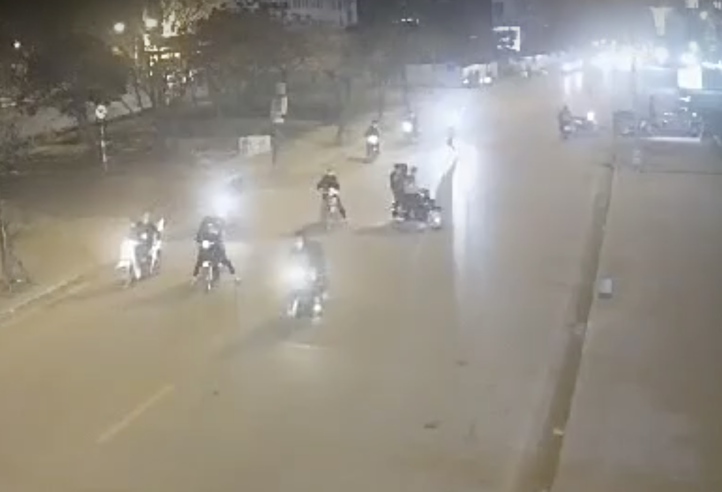 Ngan chan khoang 80 nguoi hon chien tai Ha Noi hinh anh