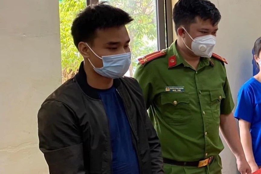 Khoi to nguoi dan ong cuong buc con gai rieng cua vo hinh anh