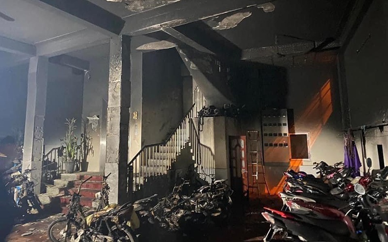 Canh nguoi phu nu phong hoa o ngoi nha 5 tang hinh anh