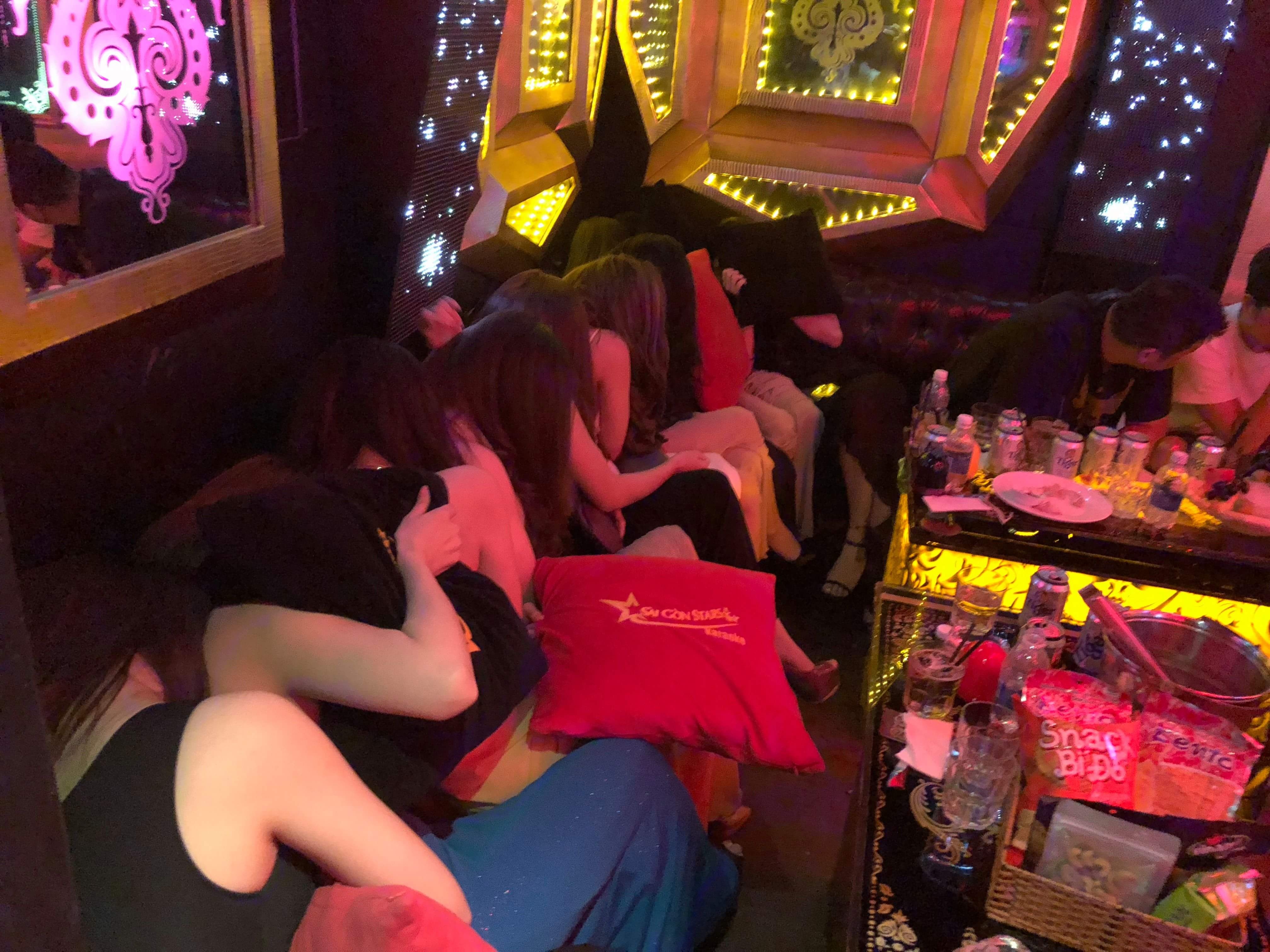 No sung vi tranh gianh moi gioi nu nhan vien karaoke hinh anh