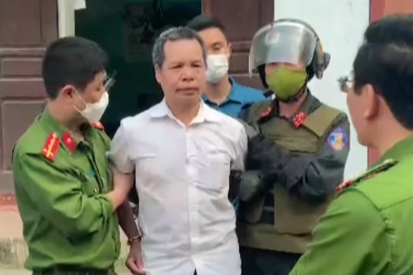 Khong che nguoi tan cong can bo xa, co thu trong nha hinh anh