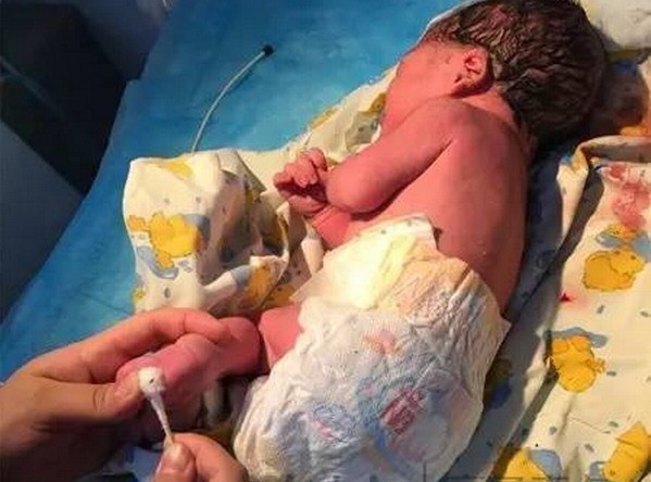 Giai quyet vu nguoi me vut bo con moi de ra sao? hinh anh