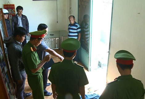 Nam thanh nien dam guc co gai roi tu sat hinh anh