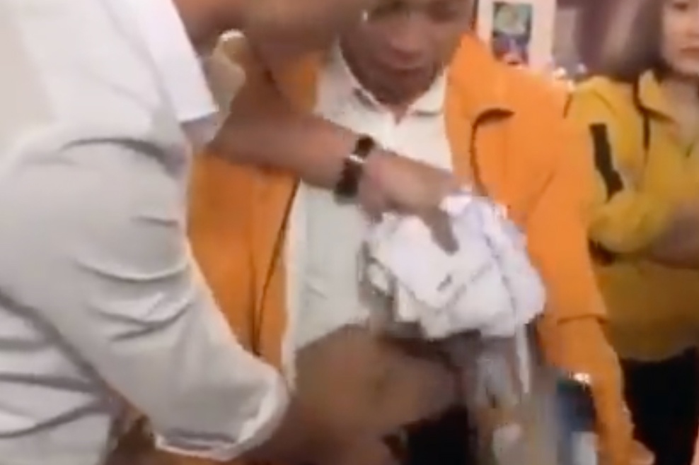 Trom 42 phong bi mung cuoi roi giau vao 'vung kin' hinh anh