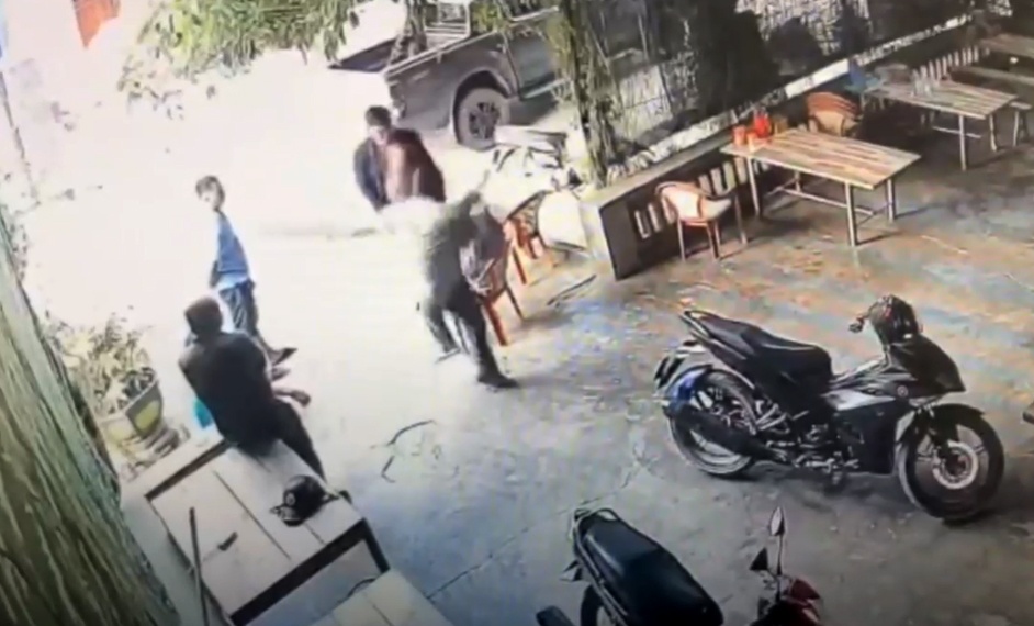 Chu nha bi nhom di oto da guc hinh anh